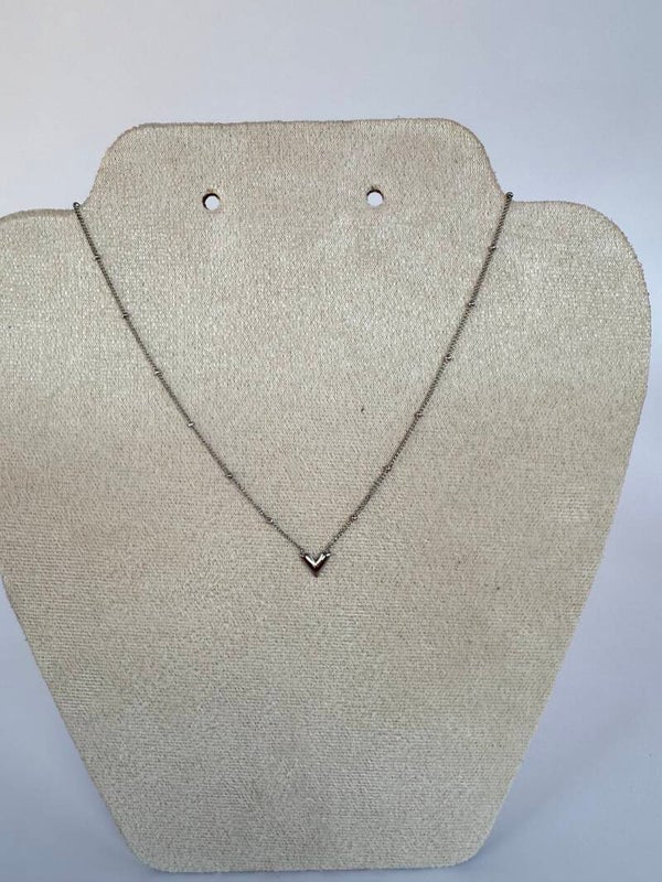 V necklace silver