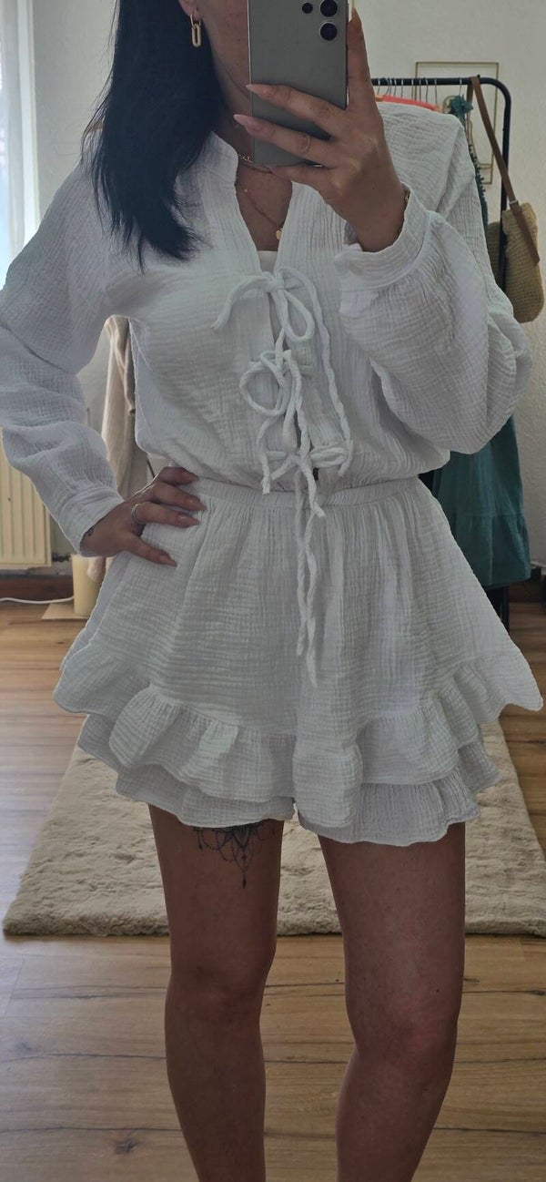 Kurzer Overall mit Bändern und Rüschen aus Baumwollgaze -WEIß-