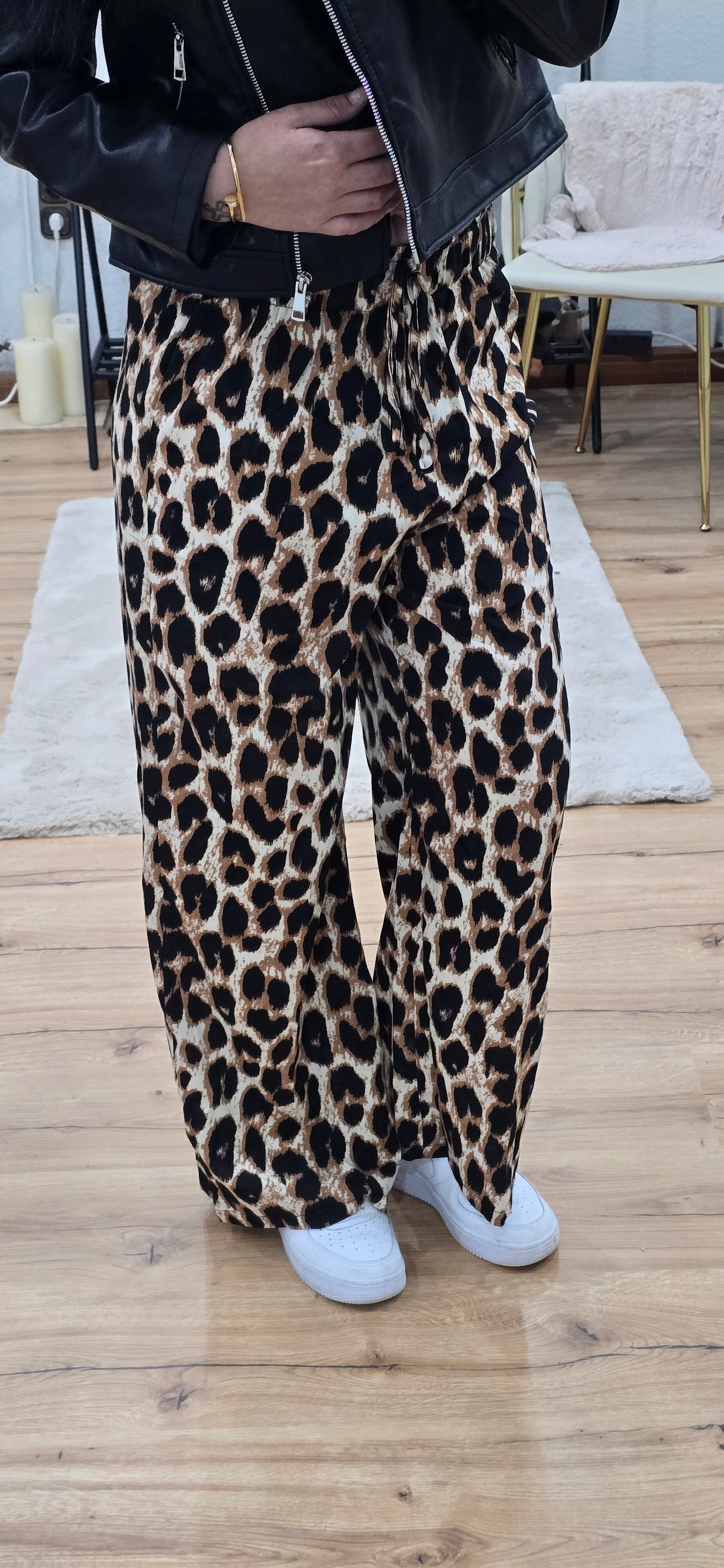 Lässige Hose Leo Look mit Gürtelschleife