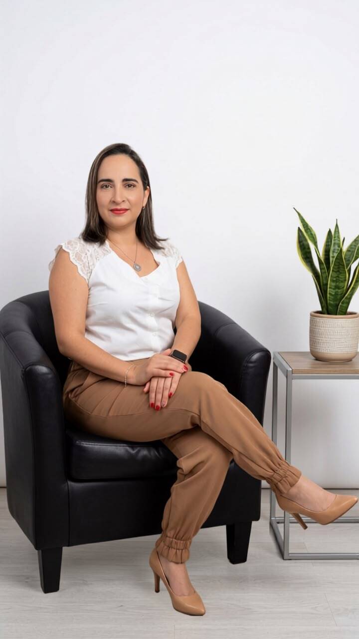 Jecseny Movilla Nieto, coach de vida, liderazgo femenino, crecimiento personal, propósito de vida, resiliencia, desarrollo personal, mentoría, amor propio, People Outstanding, Revista ANNA.