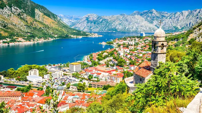 La ciudad de Kotor, en Montenegro, reconocida por la UNESCO como Patrimonio de la Humanidad, enfrenta un creciente desafío debido al turismo masivo. Con sus estrechas calles medievales, la ciudad se ha convertido en un punto caliente para los cruceros, re