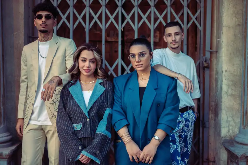 Gucci, Balenciaga y Louis Vuitton están liderando esta transformación con colecciones unisex que celebran la diversidad. 