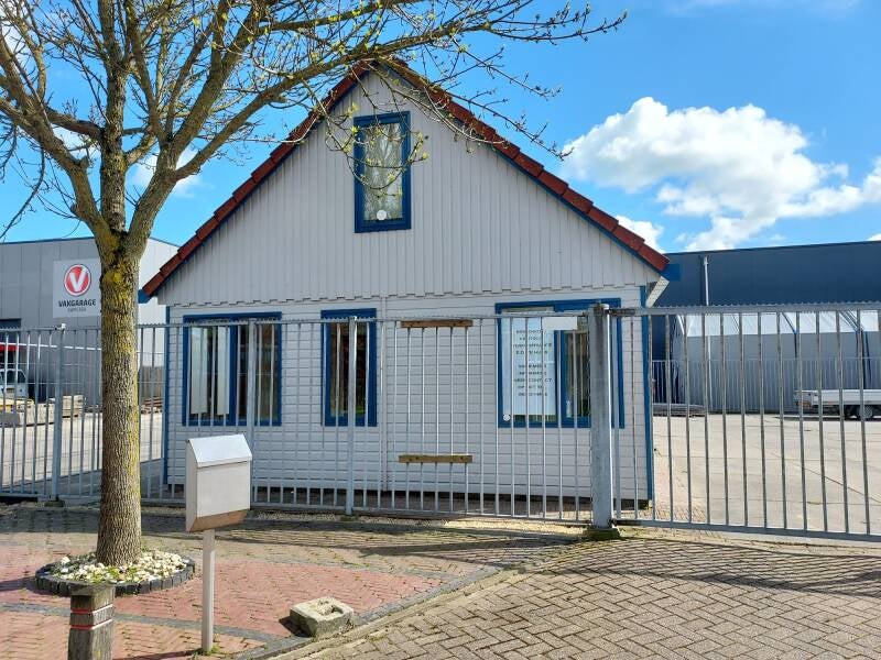 Ruim en goed geïsoleerd kantoor met detailhandel bestemming.