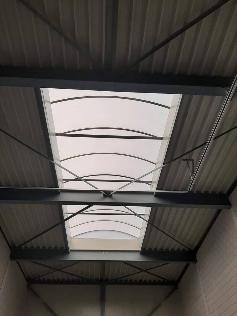 Lichtkoepels zorgen voor een overvloed aan natuurlijk licht.