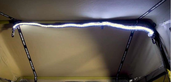 Bande LED avec connexion pour batterie de voiture.