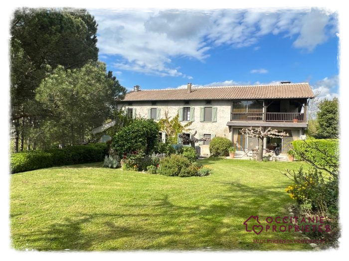Landhuis te koop met een prachtig uitzicht op de Pyreneeën.
