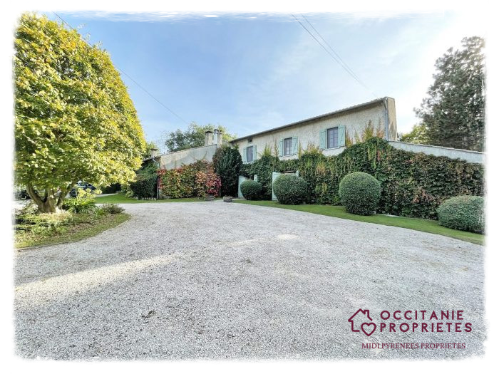 Landhuis te koop met een prachtig uitzicht op de Pyreneeën.