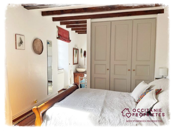 Landhuis te koop met een prachtig uitzicht op de Pyreneeën.