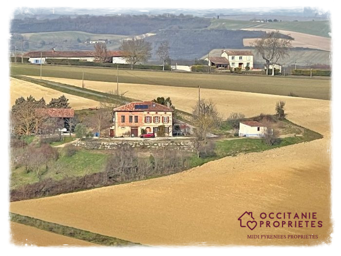 Vrijstaand landelijk woonhuis met zwembad op 8.000 m² grond in de Haute Garonne.