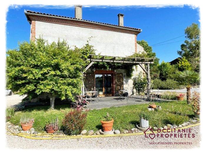 Vrijstaand landelijk woonhuis met zwembad op 8.000 m² grond in de Haute Garonne.