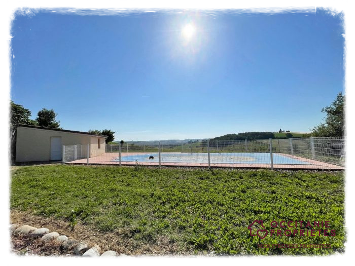 Vrijstaand landelijk woonhuis met zwembad op 8.000 m² grond in de Haute Garonne.