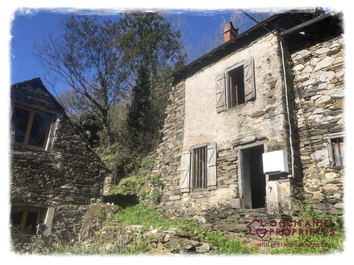 Te renoveren berghuisje met 2 schuren te koop in de Pyreneeën.
