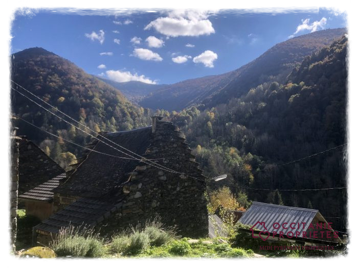 Te renoveren berghuisje met 2 schuren te koop in de Pyreneeën.