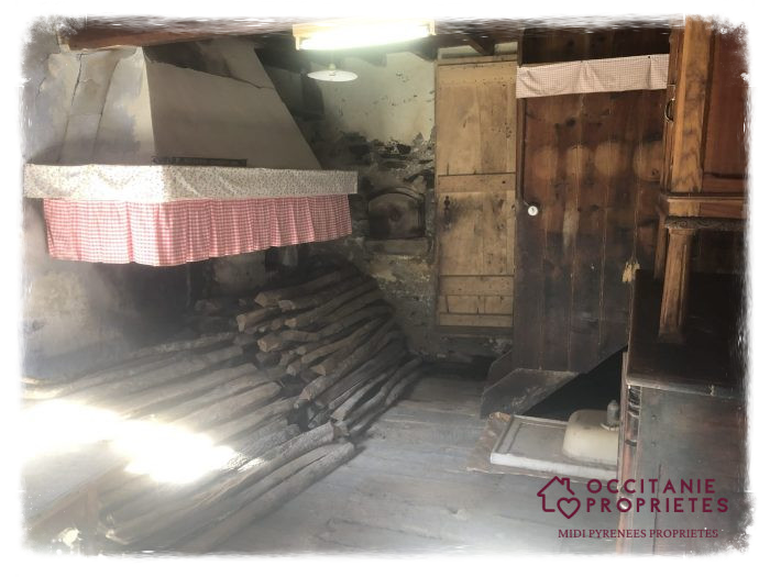 Te renoveren berghuisje met 2 schuren te koop in de Pyreneeën.