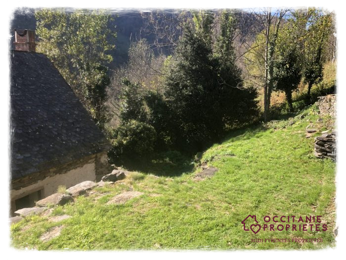 Te renoveren berghuisje met 2 schuren te koop in de Pyreneeën.