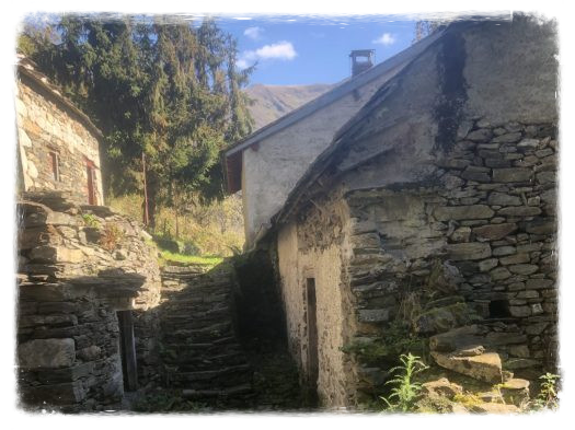 Te renoveren berghuisje met 2 schuren te koop in de Pyreneeën.