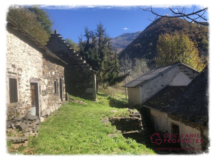 Te renoveren berghuisje met 2 schuren te koop in de Pyreneeën.