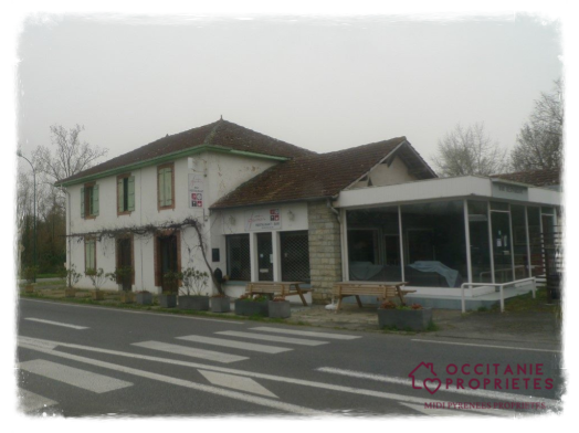 Voormalig café restaurant met ruim woonhuis in de Gers - Occitanie.
