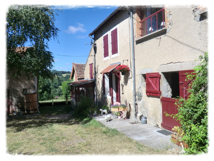 Mooie boerderij met goed draaiende toeristisch bedrijf te koop in de Auvergne