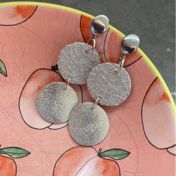 Leren oorbellen zilver