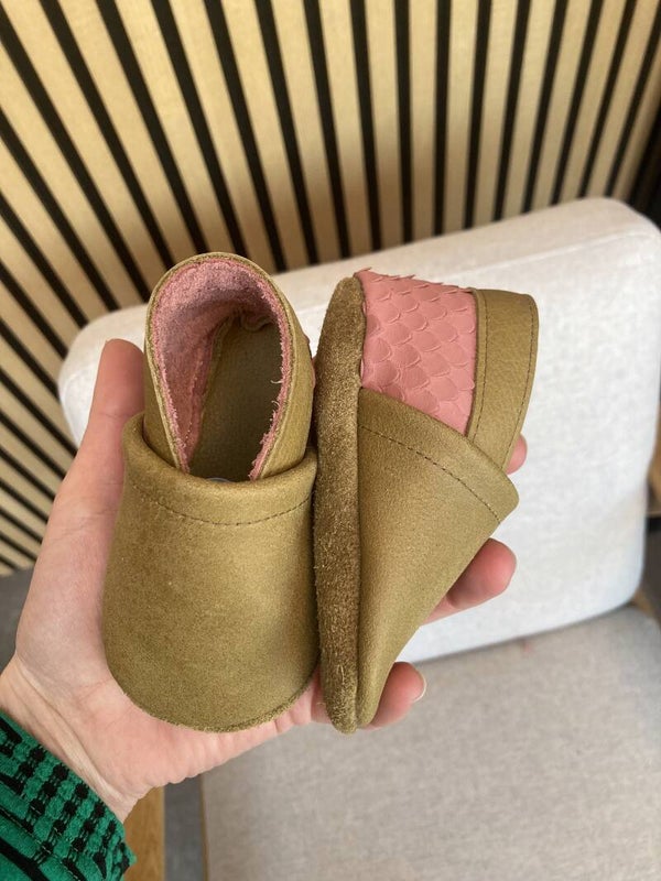 Leren slofjes groen/roze schub