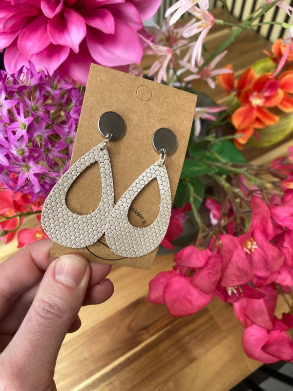 Leren oorbellen beige print