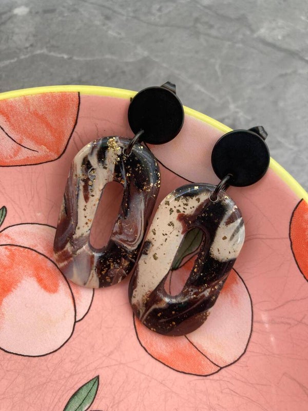 Oorbellen bruin/wit/zwart met glanslaagje