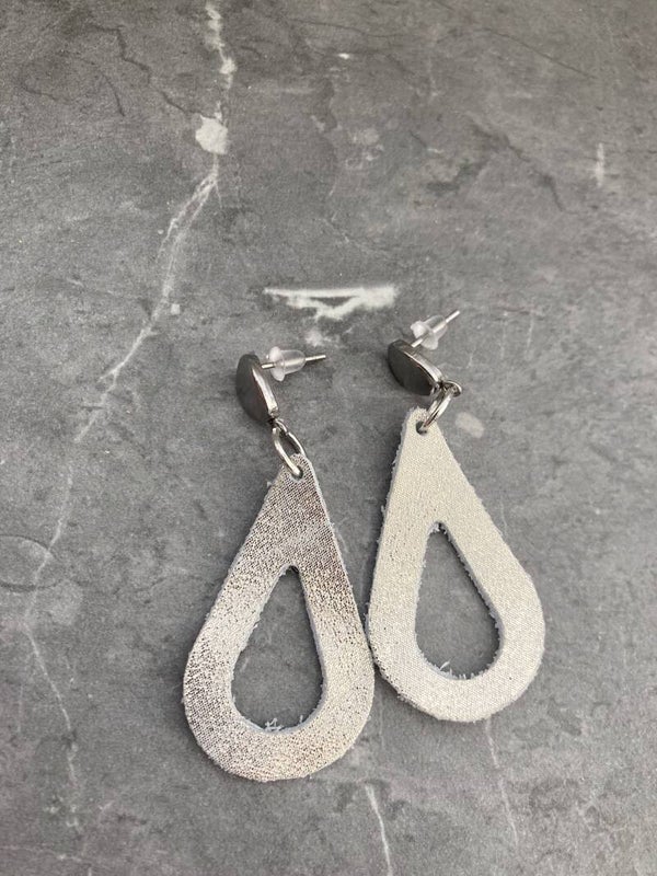 Leren oorbellen parelmoer / zilver