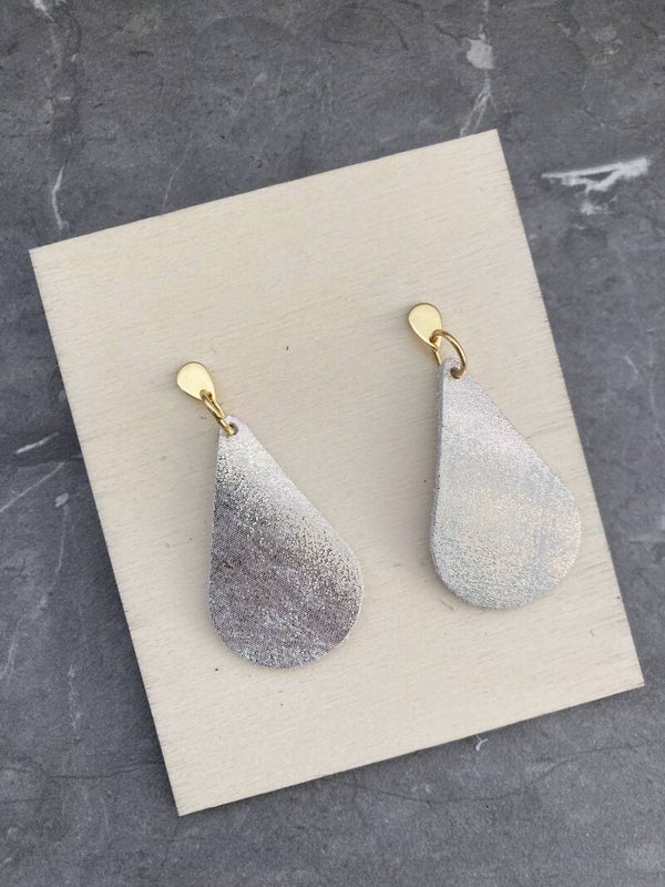 Leren oorbellen parelmoer / goud druppel