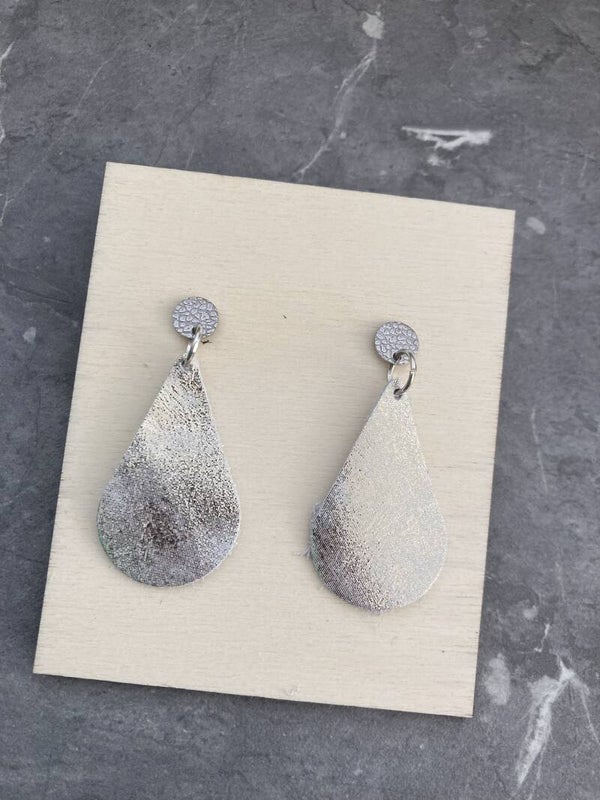 Leren oorbellen parelmoer / zilver print