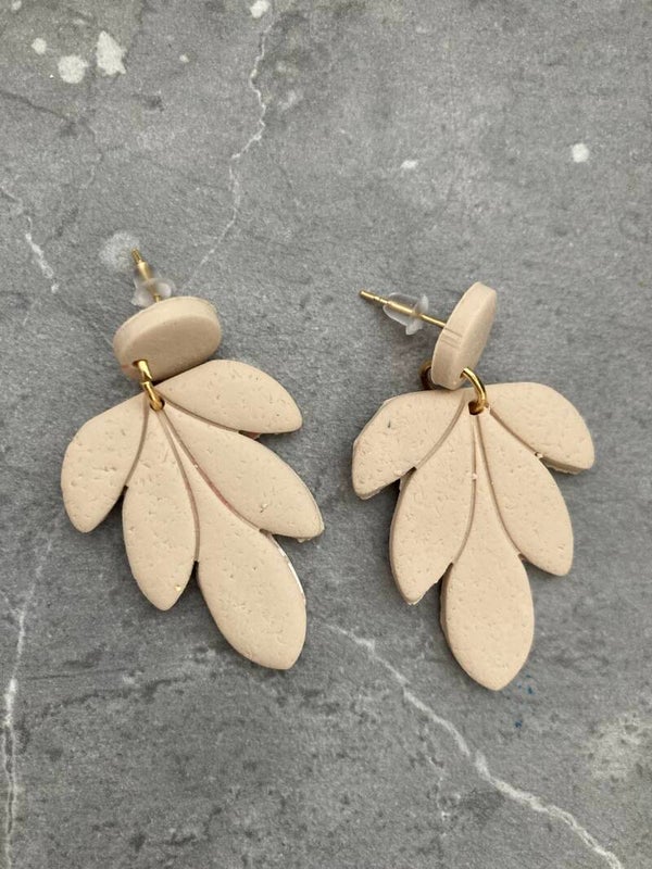 Oorbellen leaf beige structuur