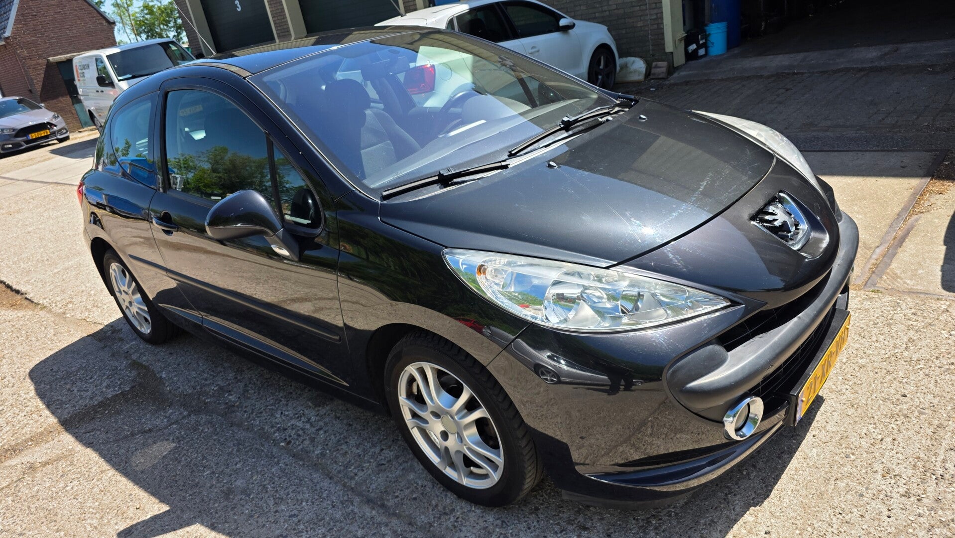Peugeot 207 1.4i 2007 3 deurs Airco Word geleverd met nwe APK!