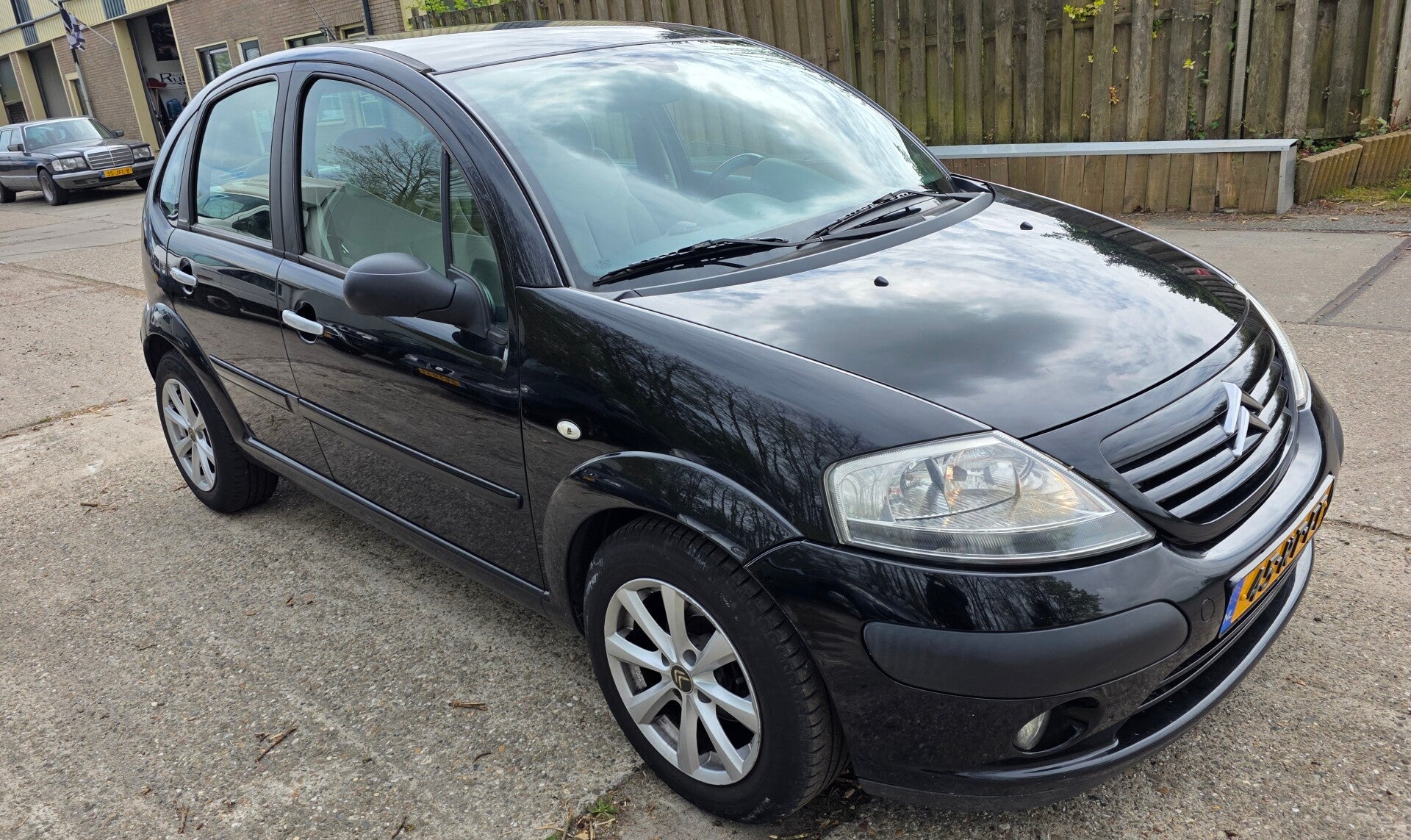 (Niet meer te koop!) Citroen C3 1.4i 2005 238899 km nap Airco Trekhaak Exclusive word geleverd met nieuwe APK