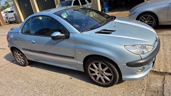 Peugeot 206 CC 2.0 2003 Koopje!!!!  APK 8 september 2026 Lees goed!