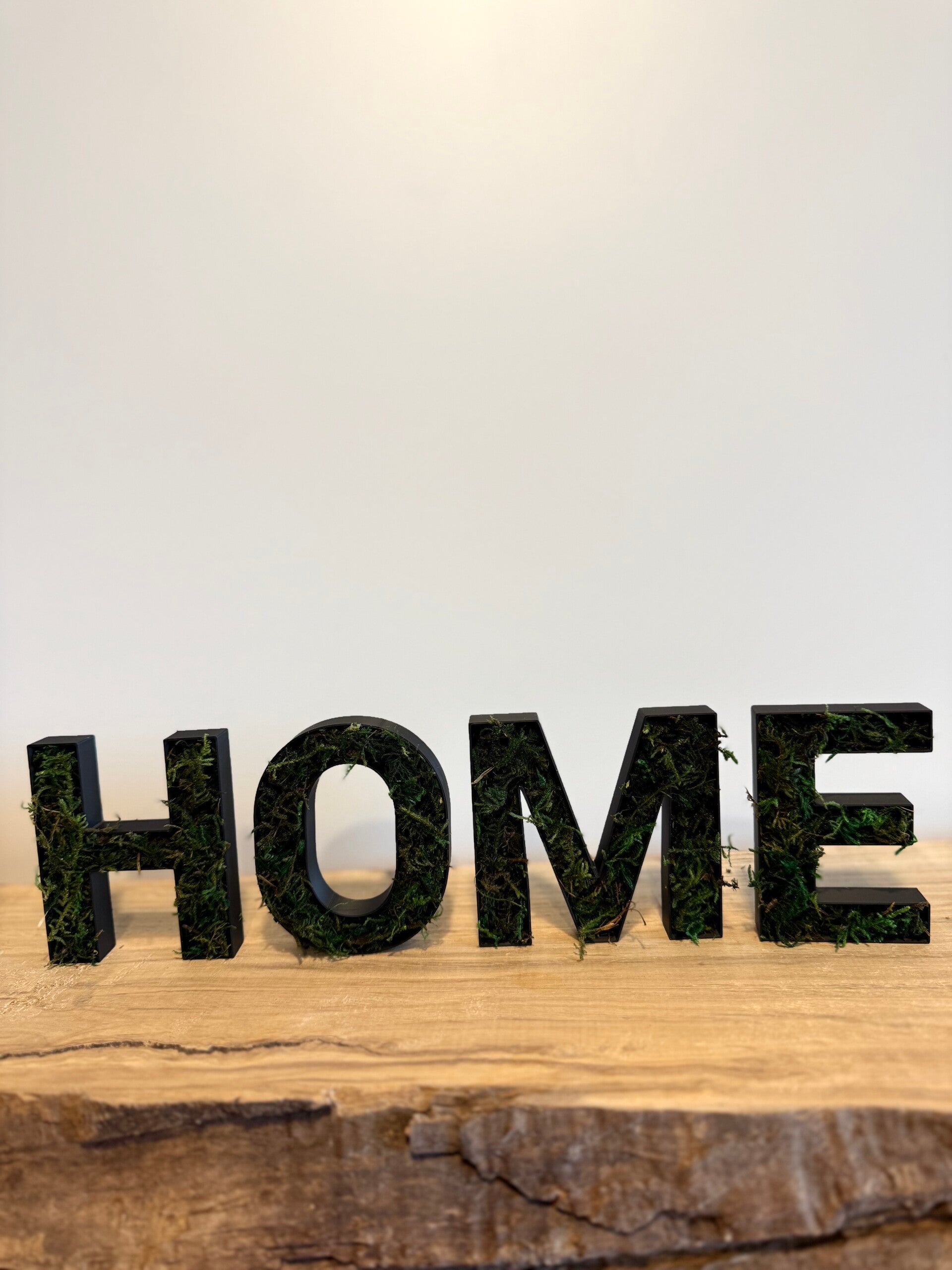 Moosbuchstaben „HOME“