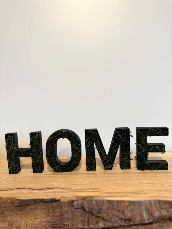 Moosbuchstaben „HOME“