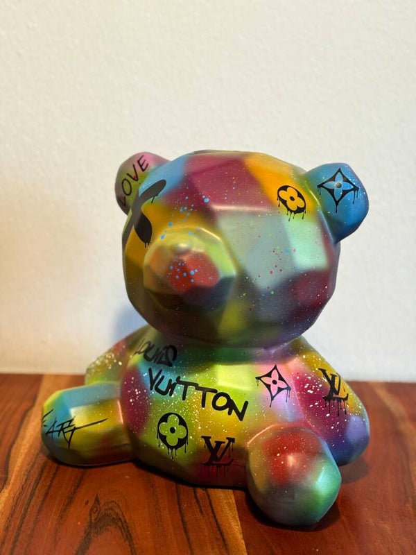 LOVE X LUXURY – Streetart Teddy mit Statement