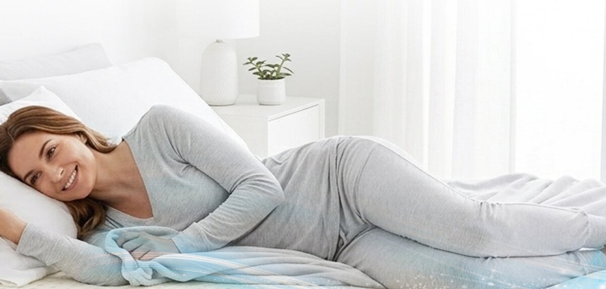 Glimlachende vrouw ligt ontspannen op de latex topper