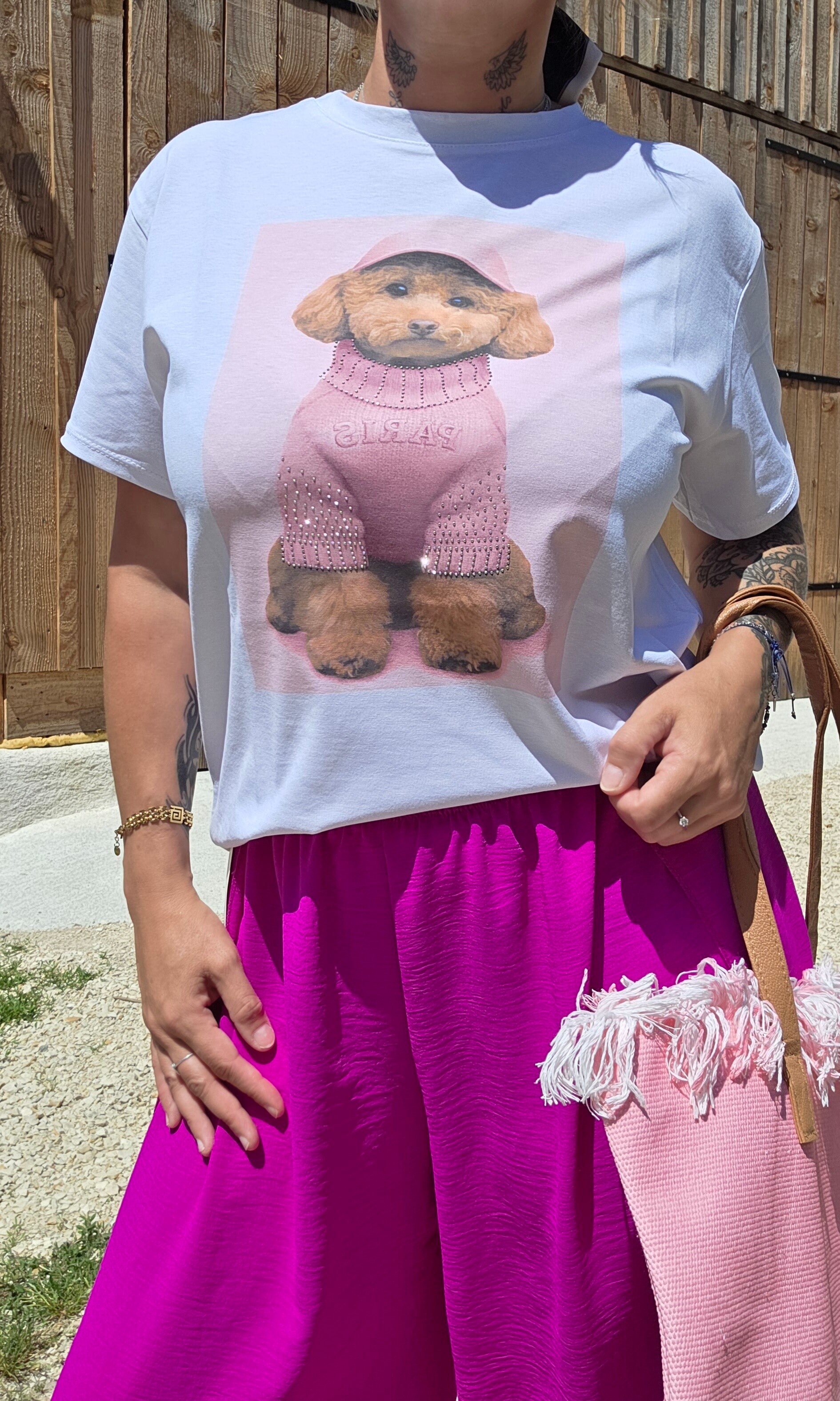 T-shirt blanc en coton avec petit chien et strass