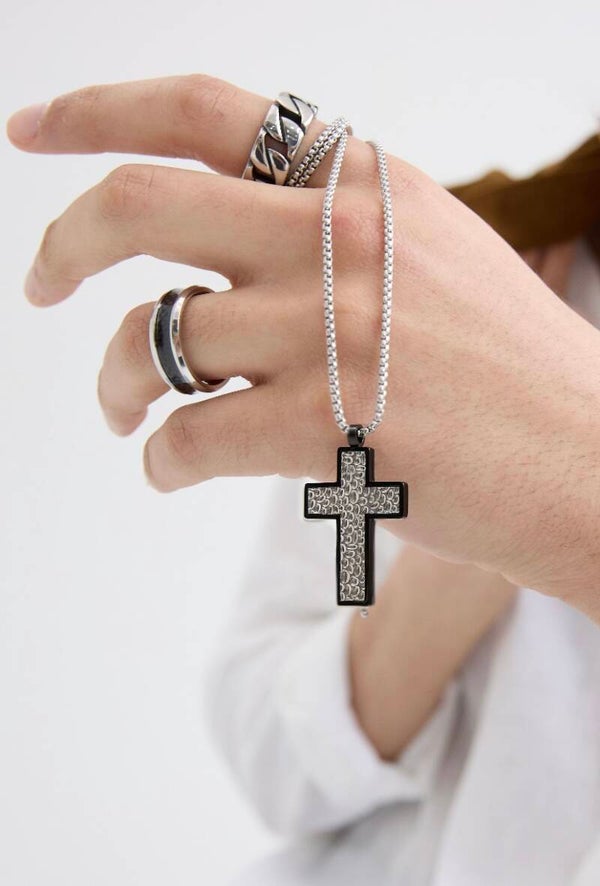 Halskette mit strukturiertem Charm-Kreuz