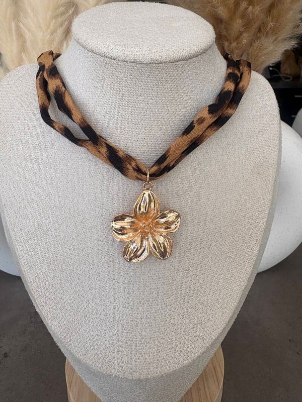 Collier foulard  fleur