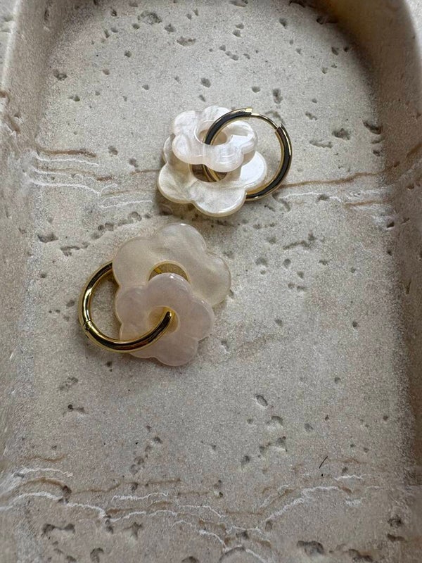Boucles d’oreilles fleurs doubles blanches nacrées