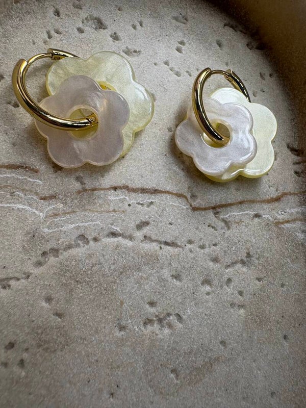 Boucles d’oreilles fleurs doubles jaunes et blanc nacré