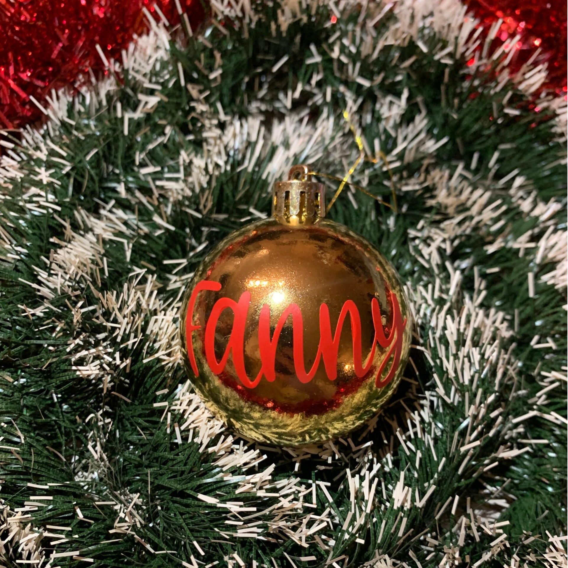 Boule de Noël personnalisée Or Brillante 🎄 – Prénom au choix & déco magique