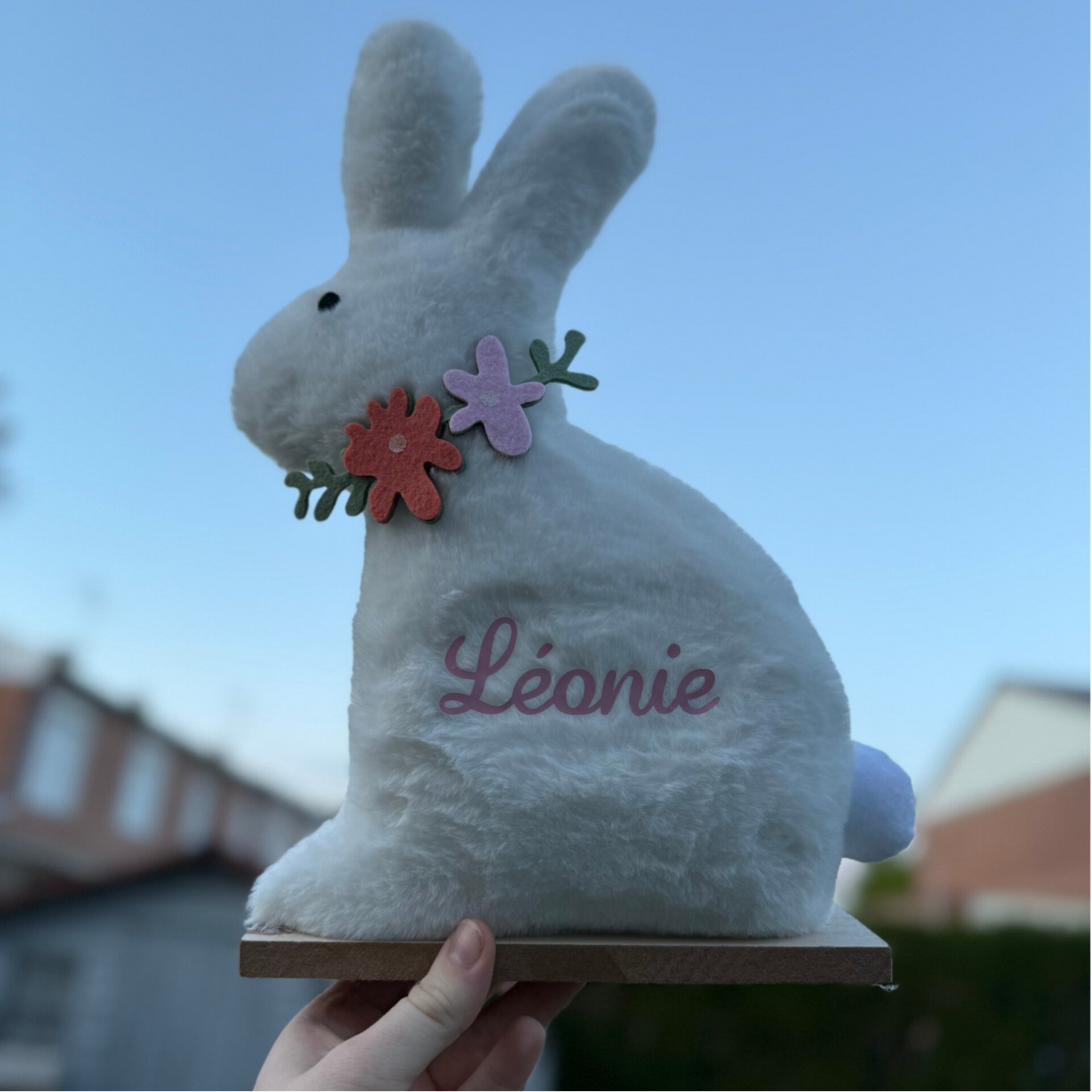 Peluche Lapin Personnalisée sur Socle en Bois – Décoration Pâques 🐰🌸
