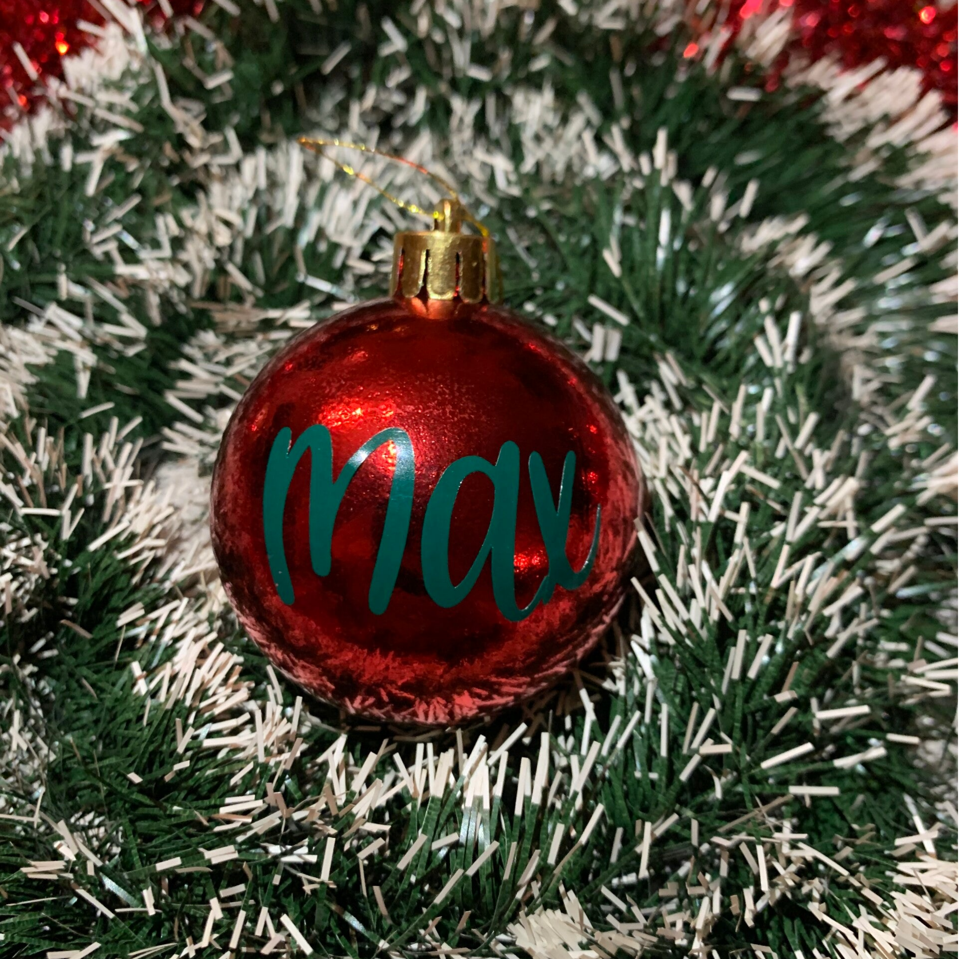 Boule de Noël personnalisée Rouge brillant 🎄 – Prénom au choix & déco magique