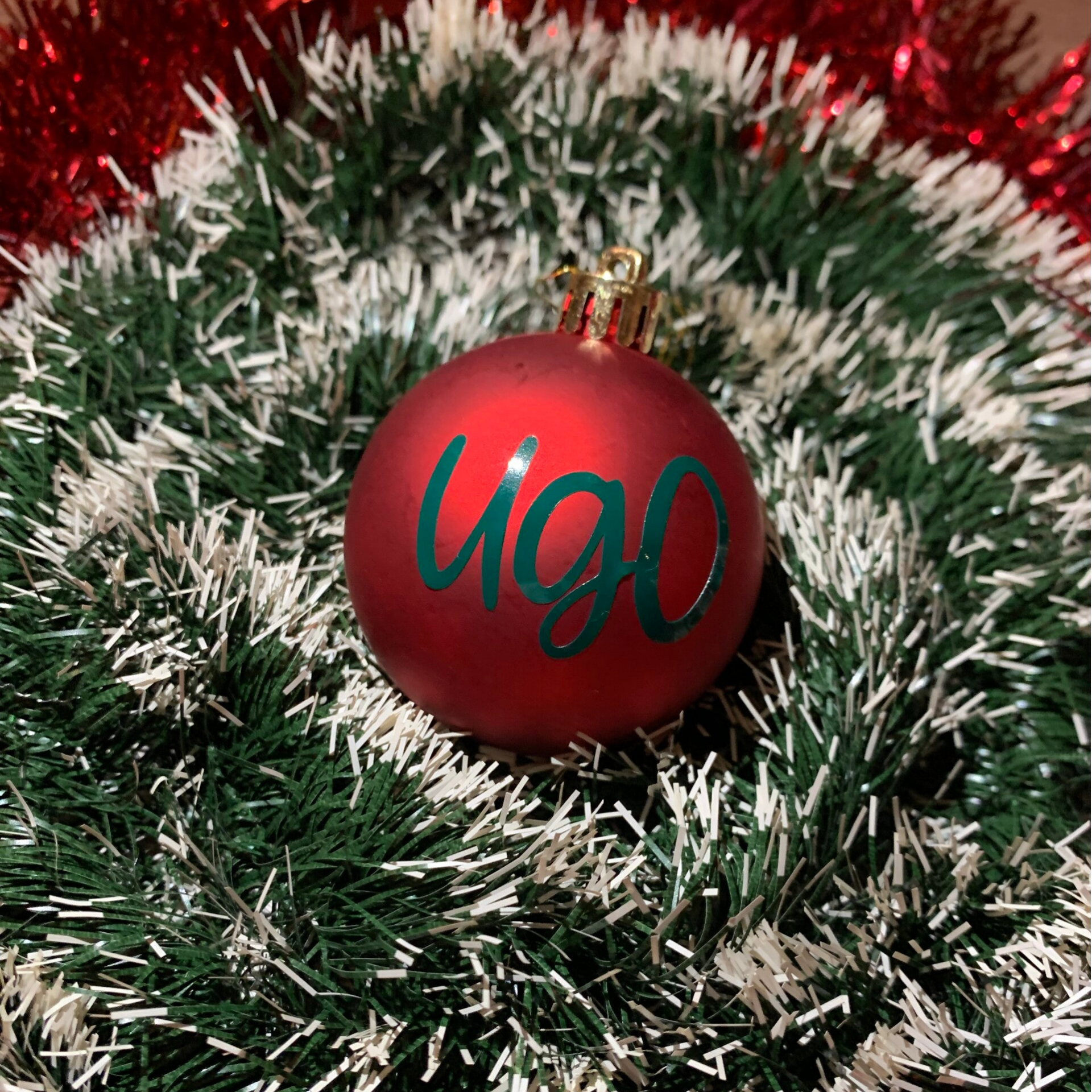 Boule de Noël personnalisée Rouge mat 🎄 – Prénom au choix & déco magique