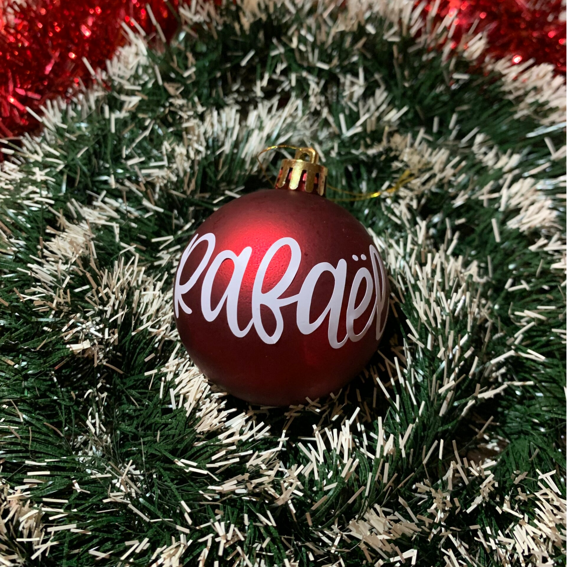 Boule de Noël personnalisée Rouge foncée mat 🎄 – Prénom au choix & déco magique