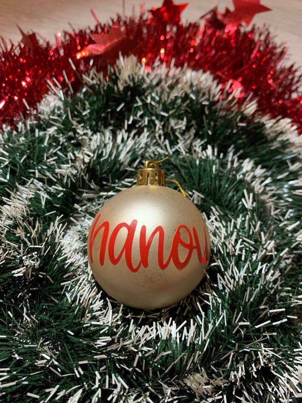 Boule de Noël personnalisée Nude mat 🎄 – Prénom au choix & déco magique