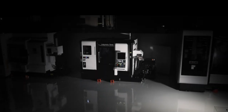 Nakamura-Tome JX-50 CNC-Maschine in Frontansicht (kompaktes ATC-Drehzentrum)